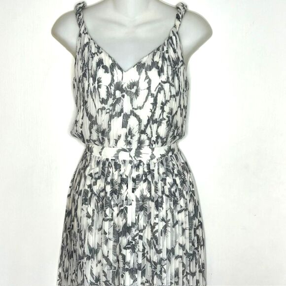 BANANA REPUBLIC FLORAL PLEATED CHIFFON OCCAISION DRESS PETITE SIZE 4 - Picture 3 of 13